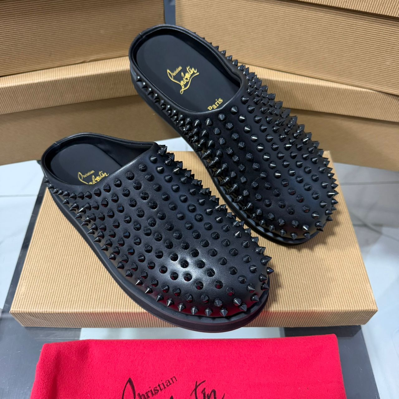L! boud!ns mat!ère en cuir