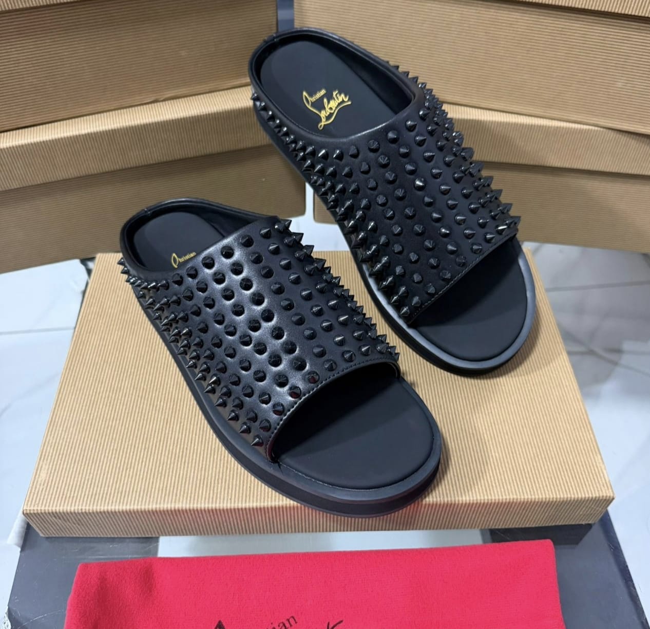 L! boud!ns mat!ère en cuir